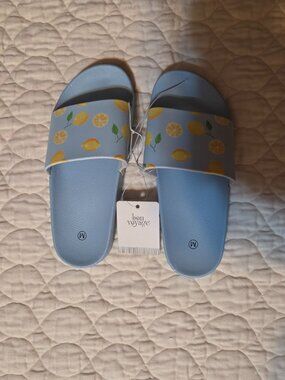 Brand New (NWT) Adorable Bon Voyage Lemon Print Slide Sandals Size 6 (Medium)